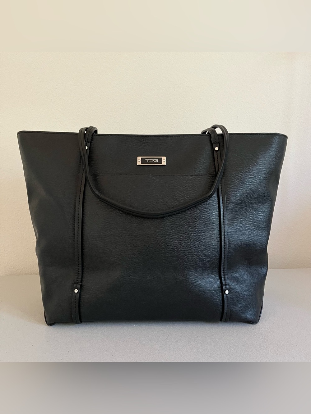 Tumi Sinclair Q Tote in Black